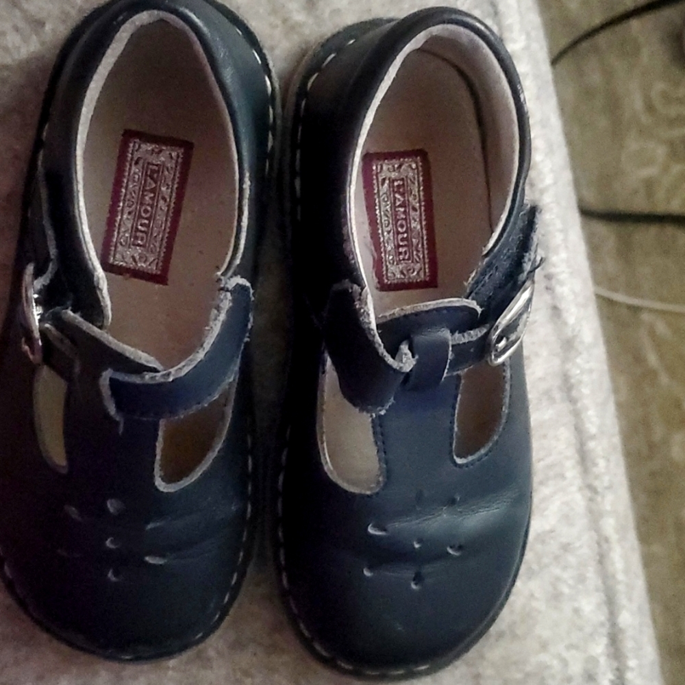 Girl's size 9 L'amour Leather Cutout T-Strap Mary Jane- Navy Blue